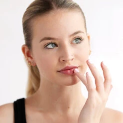 Lip Clinic Exfoliating Butter -Yogaye Ventas LipClinicExfoliatingButter in use