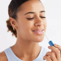 Lip Clinic Hydrating Serum 7 Lip Clinic Hydrating Serum -Yogaye Ventas LipClinicHydratingSerum in use